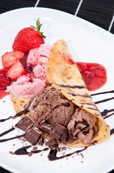 Mieszane lody Truskawkowe i czekolada — Zdjęcie stockowe