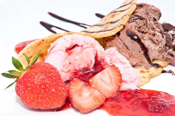 Erdbeer- und Schokoladeneis isoliert — Stockfoto