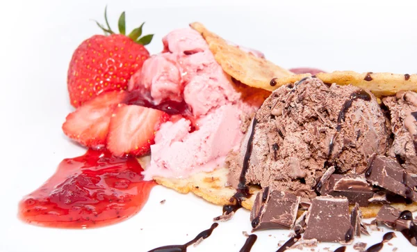 Jahody a čokoláda zmrzlina, samostatný — Stock fotografie