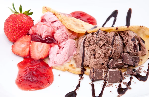 Crème glacée à la fraise et au chocolat isolée — Photo