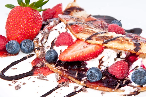 Ванільне морозиво зі свіжими ягодами — стокове фото