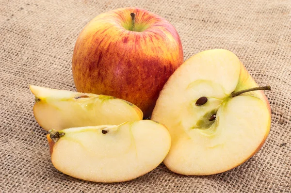 繊維の背景上のリンゴ — ストック写真