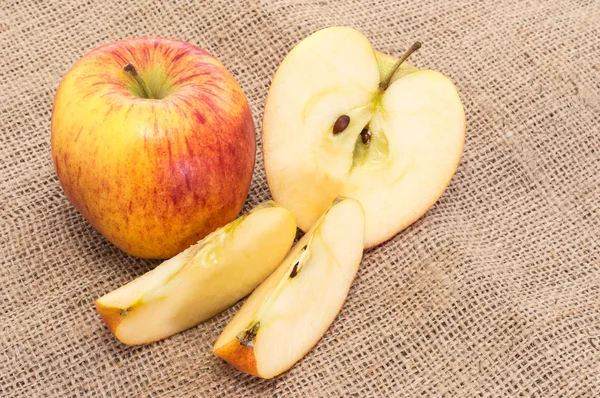 繊維の背景上のリンゴ — ストック写真