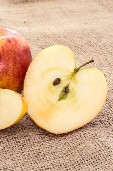 Äpfel auf textilem Hintergrund — Stockfoto