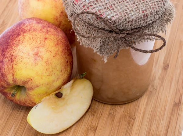 Applesauce yang baru dibuat dengan latar belakang kayu — Stok Foto