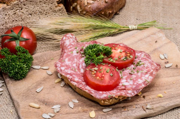 Salami smörgås med persilja — Stockfoto