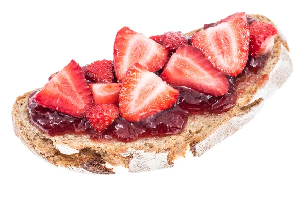 Brood met verse aardbeien jam — Stockfoto