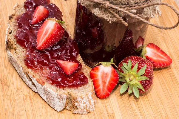 Frische Erdbeermarmelade mit Früchten — Stockfoto