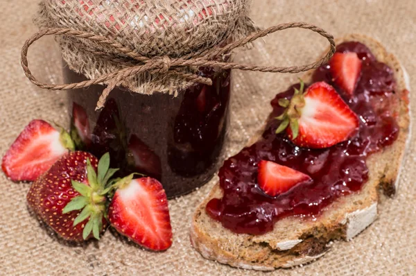 Confiture de fraises fraîche sur pain — Photo
