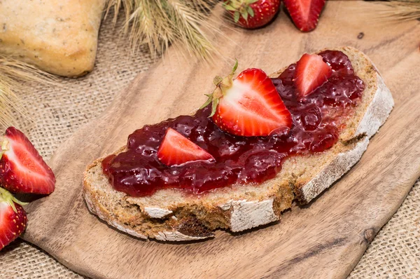 Pan rústico con mermelada de fresa fresca — Foto de Stock