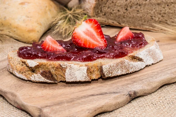 Rustieke brood met verse aardbeien jam — Stockfoto