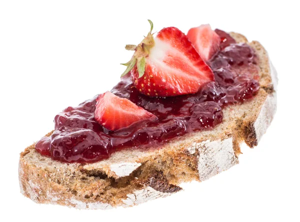 Brot mit frischer Erdbeermarmelade — Stockfoto