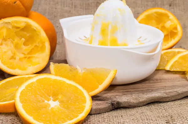Соковыжималка с апельсинами — стоковое фото
