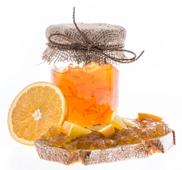 Orangenmarmelade im Glas mit Früchten — Stockfoto