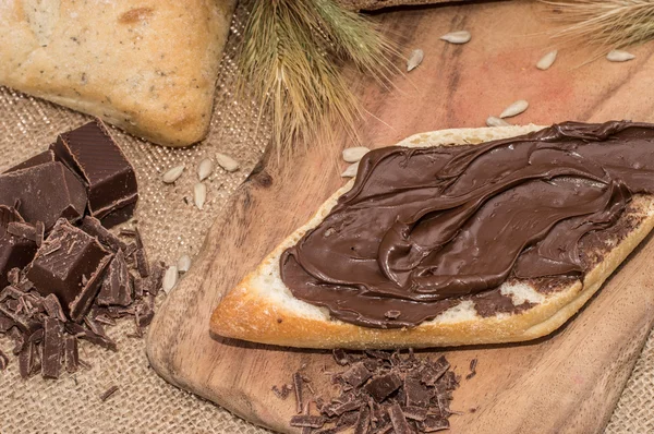 Csokoládé Creme egy zsemle (rusztikus háttér) — Stock Fotó