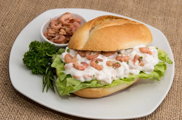 Shrimps on a roll (wooden background) — Stock Photo, Image
