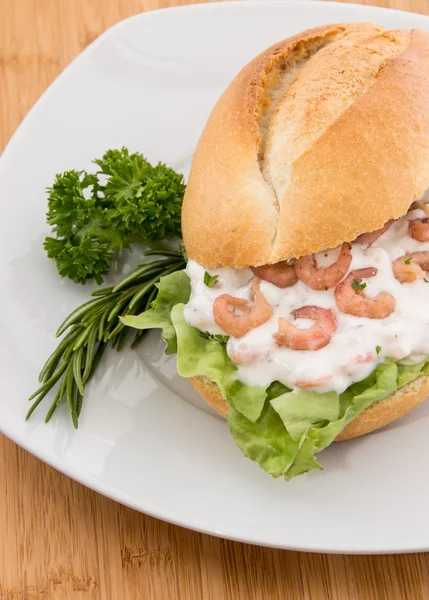 Tekercs garnéla saláta a daraboló-board — Stock Fotó