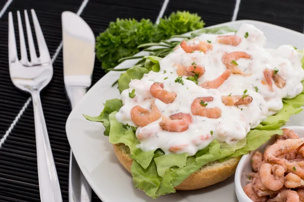Shrimp-Salat auf einer Rolle (schwarzer Hintergrund)) — Stockfoto