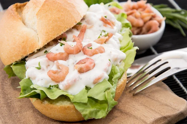 Cutting-Board with roll and Shrimps — Stock Photo, Image