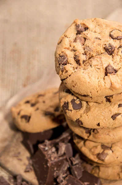 Cookies empilhados com chocolate — Fotografia de Stock