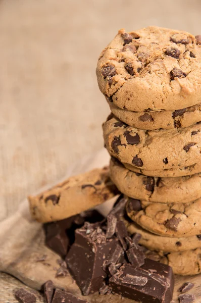 Färskt bakade kakor med choklad — Stockfoto