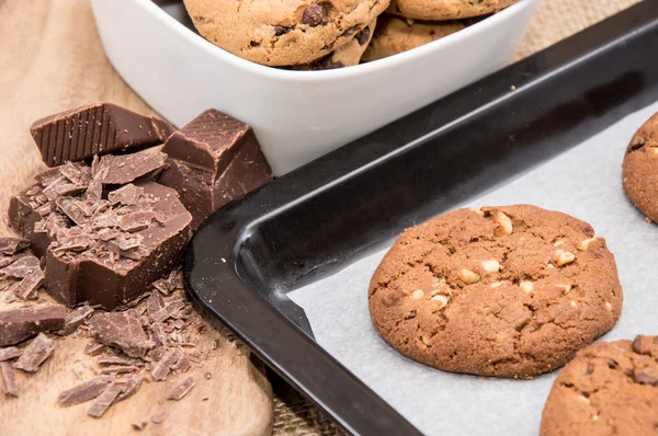 Świeże ciasteczka na patelni z kawałkami czekolady — Zdjęcie stockowe