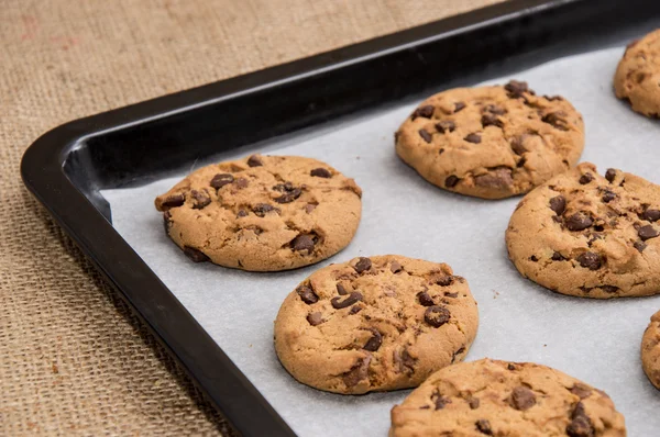 Cookies frais faits maison sur une plaque chauffante — Photo