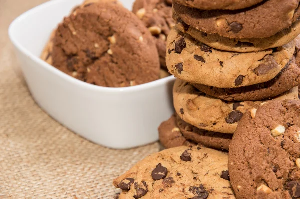 Staplade cookies med skål i bakgrunden — Stockfoto