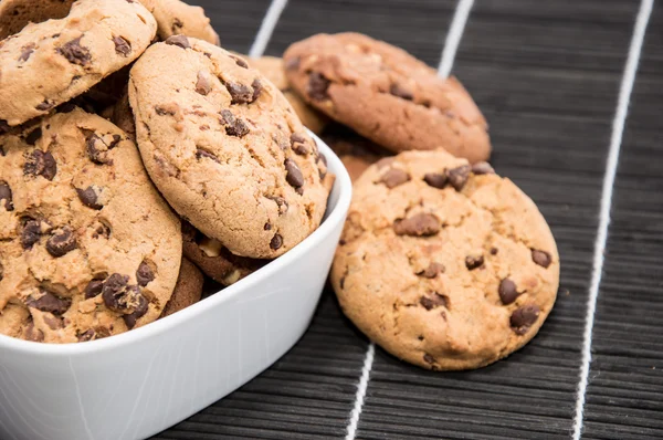 Blandade cookies på en skål — Stockfoto