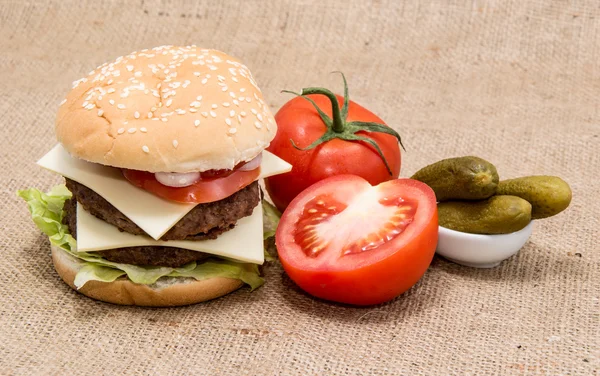 Doppio hamburger su sfondo rustico — Foto Stock