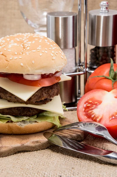 Διπλό burger σε ρουστίκ φόντο — Φωτογραφία Αρχείου