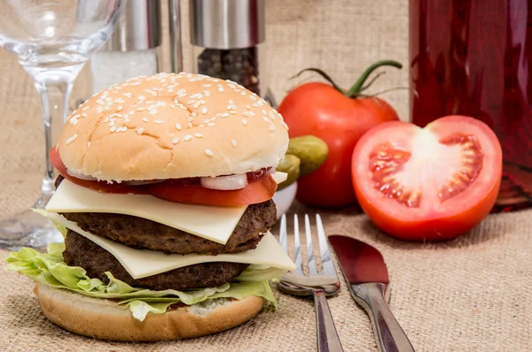 Doppelburger mit Zutaten und Besteck — Stockfoto
