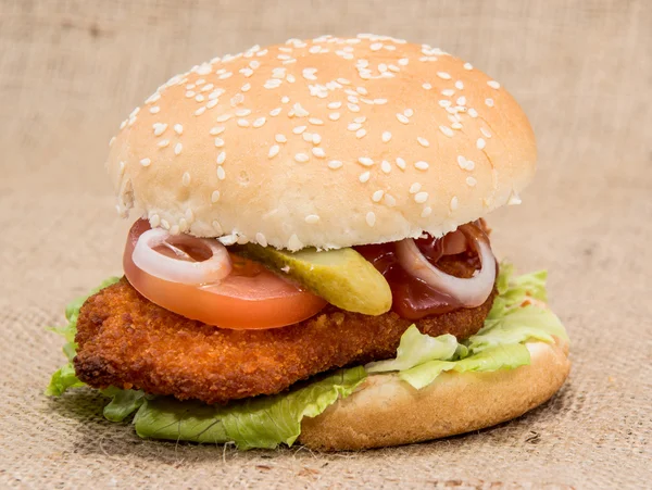 Kip Hamburger op rustieke achtergrond — Stockfoto