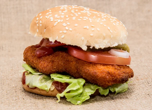Kip Hamburger op rustieke achtergrond — Stockfoto