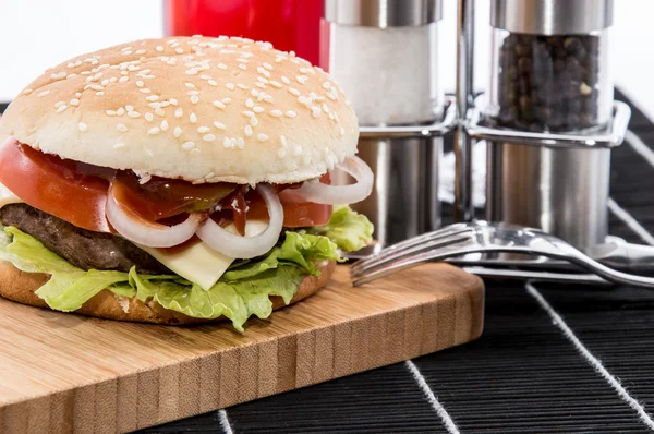 Burger su un tagliere — Foto Stock