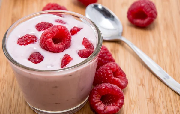 Vidro com iogurte de framboesa — Fotografia de Stock