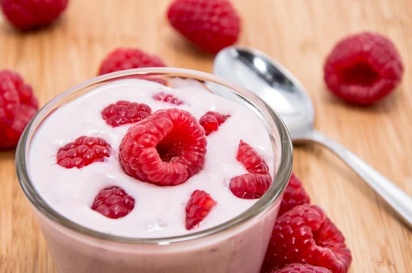 Vidrio con yogur de frambuesa — Foto de Stock