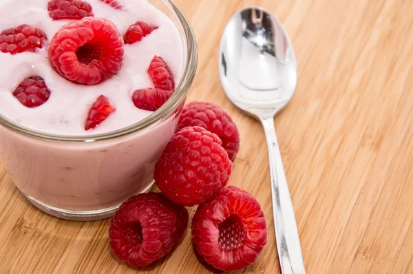 Świeży jogurt malina — Zdjęcie stockowe