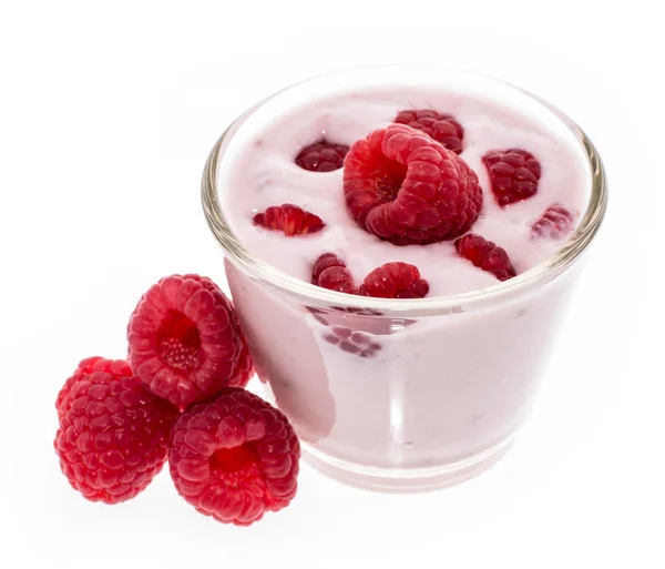 Iogurte de framboesa isolado em branco — Fotografia de Stock