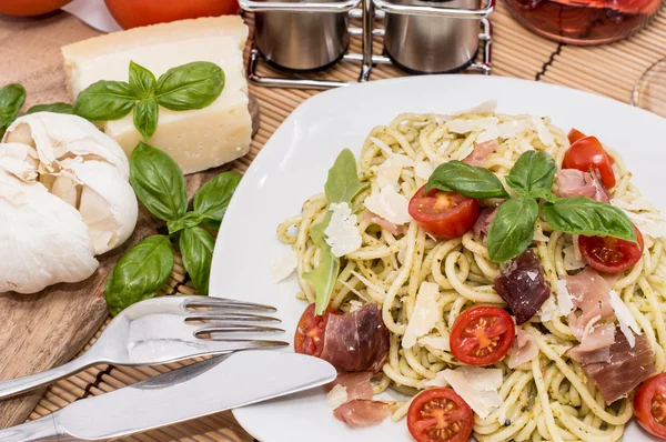 Tallrik med spaghetti och ingredienser — Stockfoto