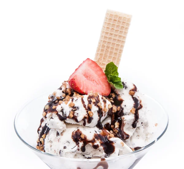 Морозиво зі свіжими фруктами — стокове фото