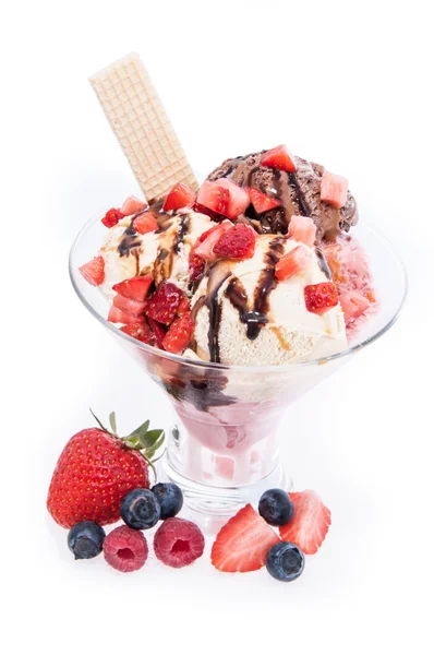 과일 장식 유리 아이스크림 — 스톡 사진
