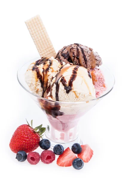 Морозиво в склянці, прикрашеному фруктами — стокове фото