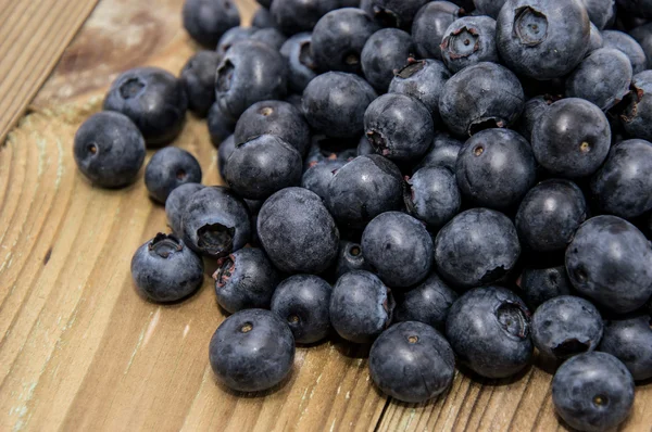 Heap of Blueberries on wood — Stock Photo, Image