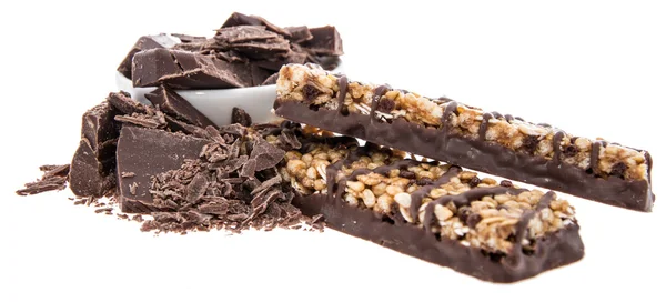 Barra de muesli con trozos de chocolate en blanco — Foto de Stock