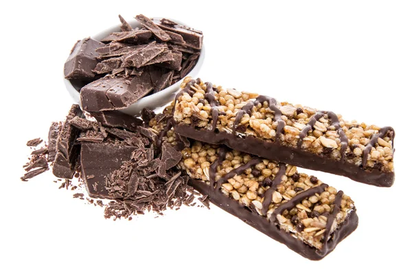 Barra de muesli con trozos de chocolate en blanco — Foto de Stock