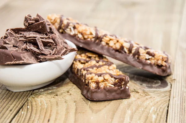 Muesli прутки з шоколаду в миску — стокове фото