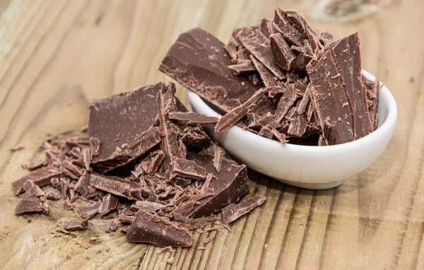 Schälchen mit Schokolade auf Holz — Stockfoto
