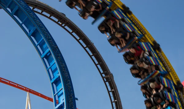 Rollercoaster in een looping — Stockfoto