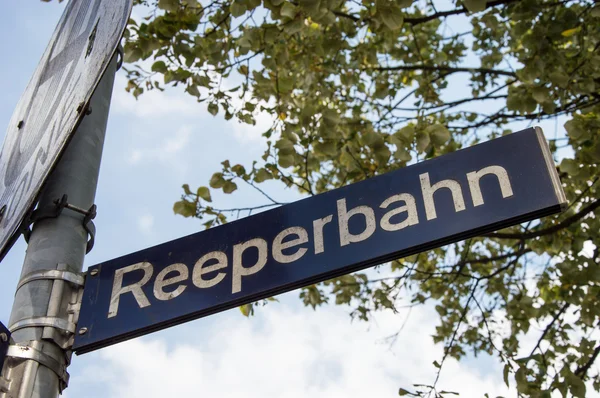 Reeperbahn işareti Hamburg, Almanya — Stok fotoğraf